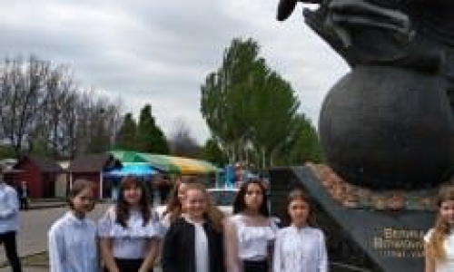 07.05 ученики 6а класса почтили память погибших воинов во время войны и возложили цветы к памятнику .